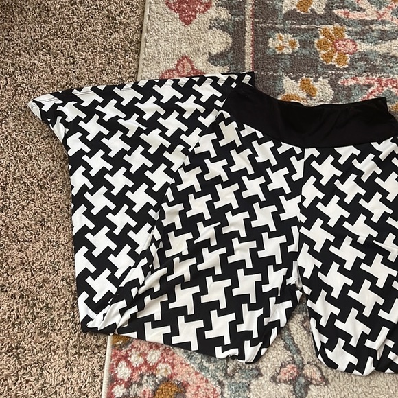 Chevron style Palazo pants size small - Picture 2 of 5